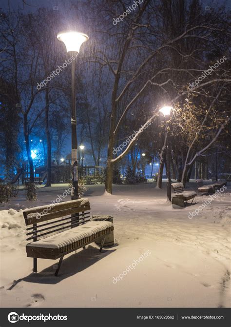 Winter Night Landscape Bench Under Trees And Shining Street Lights Falling Snowflakes — Stock