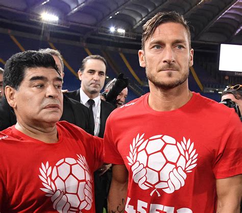 Un gesto casi paternal de maradona, quien, para que todo encaje, también admira al romano. Maradona: "Totti deve giocare ancora"