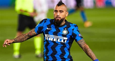 Born 22 may 1987) is a chilean professional footballer who plays as a midfielder for serie a club inter milan and the chile national team. Inter Milan - Chili : le but complètement dingue d'Arturo ...