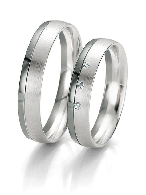 Besser zu früh als zu spät die trauringe sind ein entscheidendes element der hochzeit, das während der feier nicht fehlen darf.wann man diese kauft, hängt in erster linie davon ab, ob sie beim juwelier des vertrauens von der stange gekauft werden oder ob man sich für zwei ganz besondere ringe entscheidet. Pin auf Matching Ring