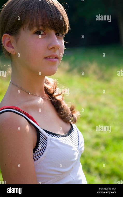 Lola Unsere 13 Jahre Alte Tochter An Einem Sommernachmittag Stockfotografie Alamy
