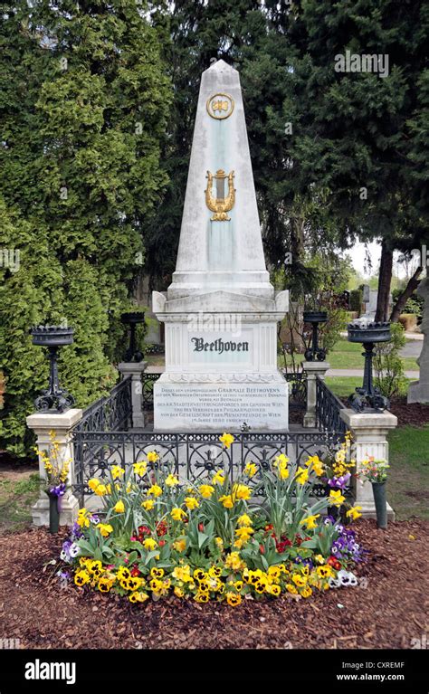 La Tumba Del Compositor Austríaco Ludwig Van Beethoven En El Cementerio