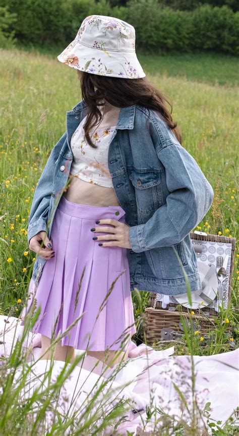 How To Dress Like 90s Baddie For A Spring Picnic Picnic Outfits Outfits Crop Top Outfits