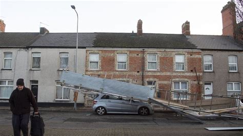 Car In Cardiff Hit By Scaffolding In Strong Winds Bbc News