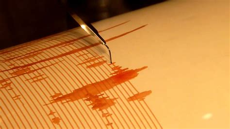 Un sismographe est un instrument de mesure équipé d'un capteur des mouvements du sol, le sismomètre, capable de les enregistrer sur un support visuel, le sismogramme1. Sismographe - YouTube