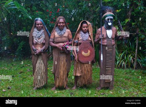 Stammesführer Mit Seinen Frauen Pajo Hochland Papua Neuguinea
