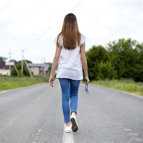 Joven Mujer Caminando Al Aire Libre — Fotos De Stock © Arkusha 49237875