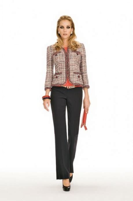 Ci sono completi pantaloni e casacca eleganti ma anche jumpsuit dress ricercati. Abito da cerimonia con pantaloni