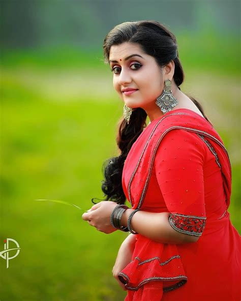 Malayalam Actress In Saree Photos Sarayu Mohan Beautiful And Spicy