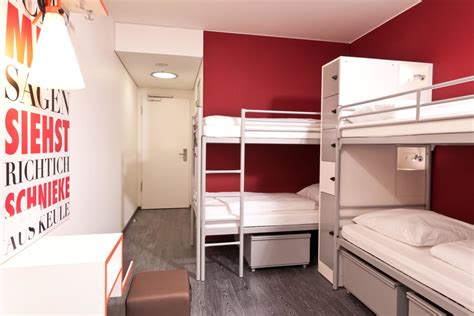 Die möbel hängen von der decke und sie schlafen und sitzen in bequemen kisten unter dem fußboden. "4-Bett Zimmer" ONE80° Hostels Berlin (Berlin-Mitte ...