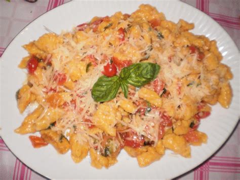 Los ñoquis, también conocidos como gnocchi, son un tipo de pasta italiana unareceta.com te ha seleccionado las mejores recetas de ñoquis para que tengas una gran variedad de ingredientes para. NOQUIS CASEROS DE CALABAZA CON SALSA CAPRESE | recetasdeye