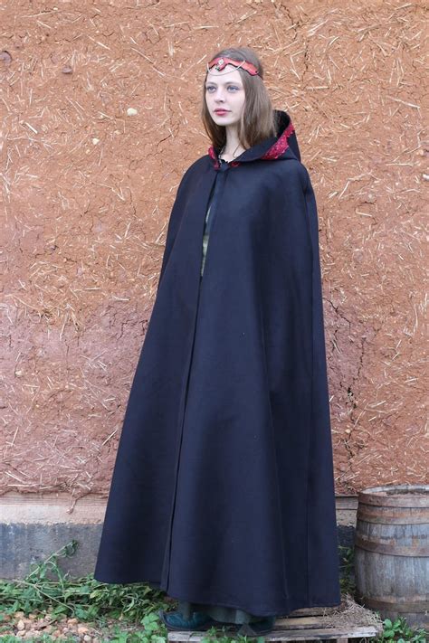 Cape Longue Noire Avec Capuche Bordée De Dentelle Rouge Cape Etsy France