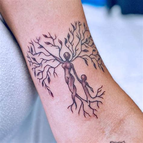 Aggregate 83+ family tree tattoo for girl - vova.edu.vn