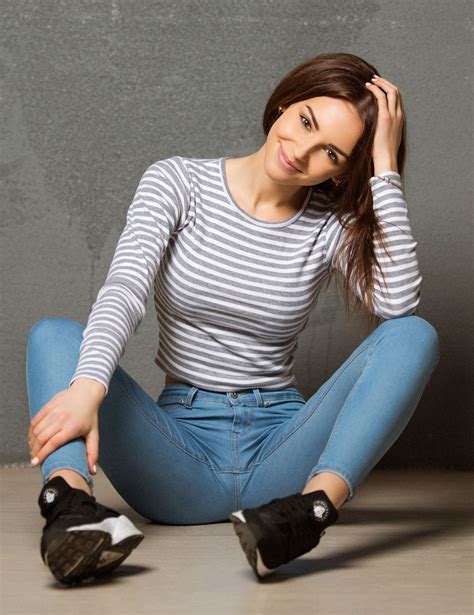 Hintergrundbilder Frau Modell Brünette Sitzung Jeans Beine Spreizen Mode Gestreift