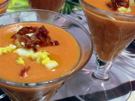 Un chorro of vinegar is a small amount coming out of a cruet. Escuciplando: SALMOREJO