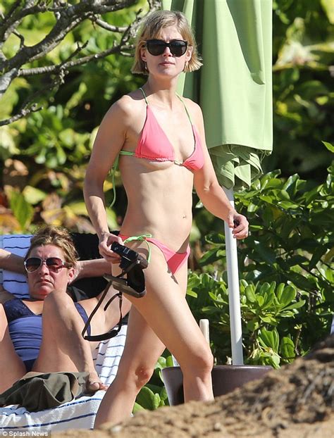 Rosamund Pike 35 Shows Off Sculpted Abs As She Hits The Beach Daily