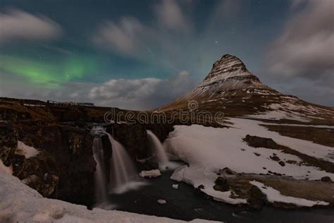 Célèbre Montagne Avec Cascades En Islande Aurore Boréale Nuit