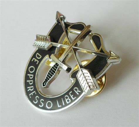 collectibles militaria united states two us army special forces beret cap badge de oppresso