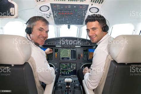 Photo Libre De Droit De Les Pilotes Davion Dans Le Cockpit Ont Lair Heureux Banque Dimages Et