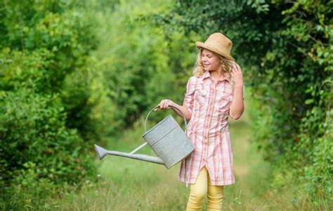 Outils Darrosage Garçon Enfant Tenir Arrosage Peut Liste De Vérification De Jardinage De