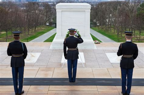 Premium Photo Changing Of The Guard At Tomb Of The Unknowns