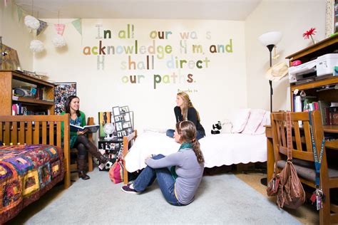 To keep visitors (and your roommates, and yourself!) from thinking that you live in a dumpster, it's important to clean your dorm. Pin by Montreat College on Dorm Life | Student room, Dorm ...