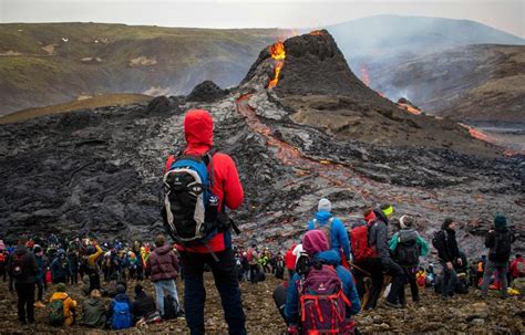 Islande Des Milliers De Touristes Et Locaux Venus Admirer Léruption Volcanique
