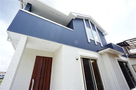 ネイビーカラーのガルバリウム鋼板がシャープな外観の邸。 | Hills Style -ヒルズスタイル-