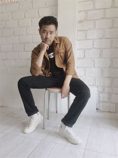 Kemeja batik pria dan celana bahan menjadi kombinasi yang begitu mainstream. Outfit Kondangan Casual Pria