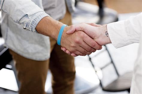 7 Tips on Proper Handshake Etiquette