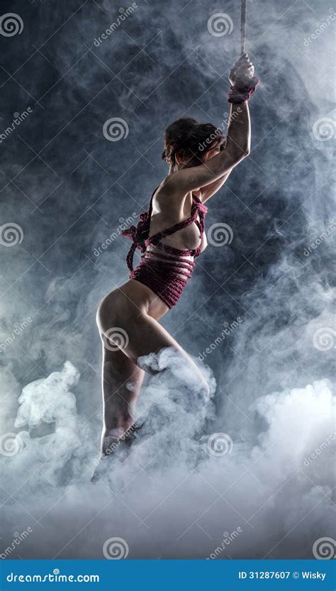 Elastyczna Naga Dziewczyna Pozuje Na Dymnym Tle Obraz Stock Obraz