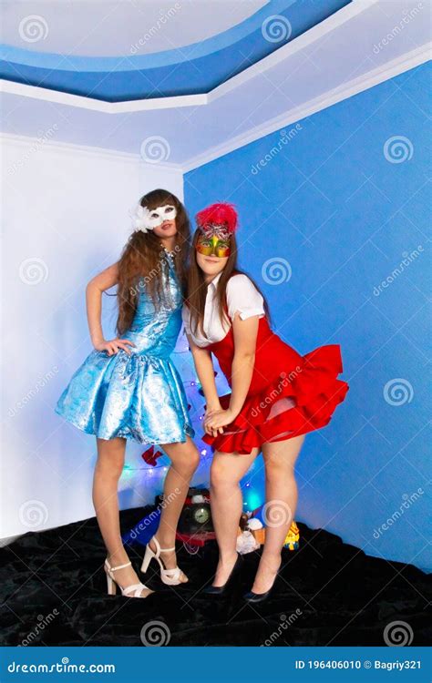 Les Filles En Costume De Carnaval Posent Photo Stock Image Du Rouge Robe