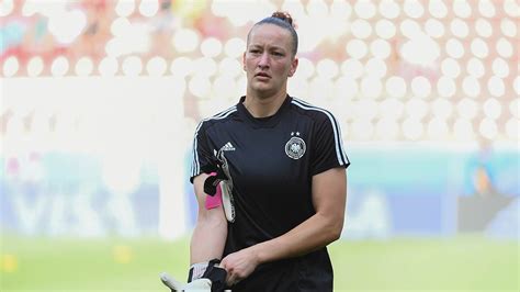 Nach Geburt Ihrer Zwillinge So Schuftet Dfb Torhüterin Almuth Schult