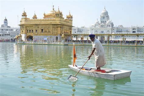 Vaisakhi 2015 Sikh Devotees Celebrate Major Festival In India And