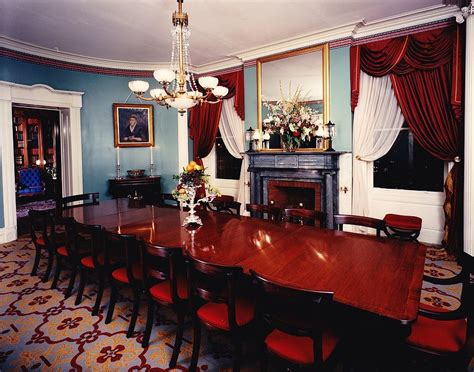 Victorian style warm walnut caravelle dining room. 15 Majestic Victorian Dining Rooms That Radiate Color and Opulence