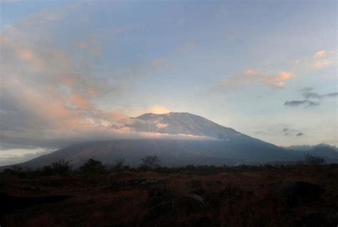 Mt Agung Erupts Prompting Volcanology Center To Issue Aviation Notice