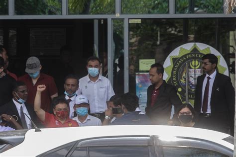 Ms telah ikat jamin telah ditetapkan dalam kes anda lagi? Bekas pegawai tinggi PPC dibebaskan dengan ikat jamin ...