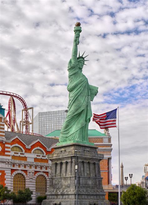 Darstellung von gesicht und körper sind unterschiedlich, daher gilt diese statue als originalwerk und ist urheberrechtlich geschützt. Las_Vegas (Liberty Statue) redaktionelles bild. Bild von ...