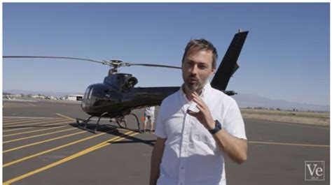 Jawab Rasa Penasaran Youtuber Sewa Helikopter Untuk Pecahkan Soal Fisika