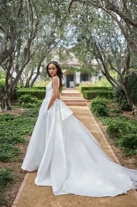 30 Timeless Wedding Dresses For The Classic Bride Wedding Dresses Timeless Wedding Dress