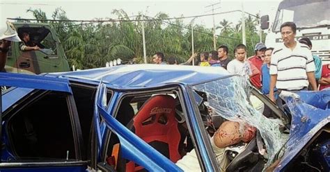 Kereta hilang kawalan dua lagi rakan sekerja mereka, hasnaini paiori dan nur zairah aladin cedera parah serta dirawat di hospital tawau. Ngeri! Gambar Kemalangan Maut Di Jalan Tungku Lahad Datu ...