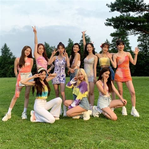 Kpop Girl Groups Korean Girl Groups Kpop Girls Yuehua Entertainment
