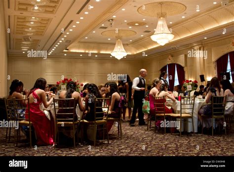 Banquet Hall Dinner Party Crowd Stock Photo Alamy