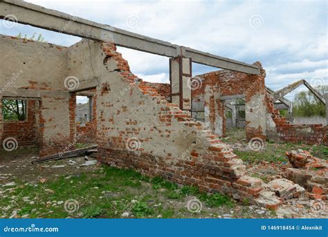 Paredes De Ladrillo Destruidas Viejas De Edificios Abandonados Foto De Archivo Imagen De