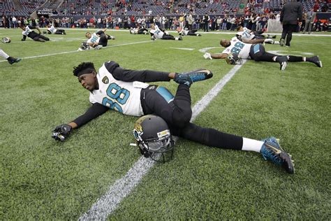 Jacksonville Jaguars Wide Receiver Allen Hurns 88 Stretches With
