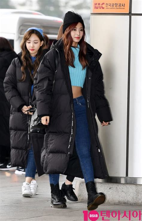 싹 갈아엎은 에이프릴 이현주 얼굴 댓글11. TEN PHOTO트와이스 쯔위 이른아침 파격적인 공항패션 | 텐아시아