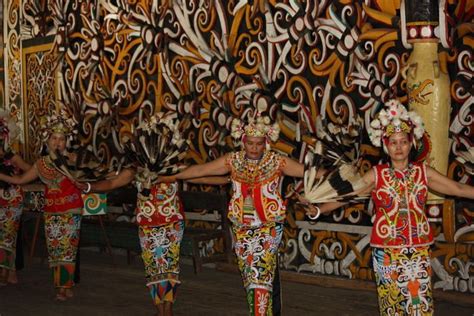 Keragaman kebudayaan inilah yang menyebabkan masyarakat di indonesia menjadi unik dan berbeda dengan masyarakat lainnya di dunia. Pin di Indonesian Tribes : Dayak