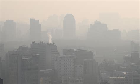 하지만 쌓인 미세먼지와 대기 정체로 인해서 오늘도 미세먼지 농도는 주의 수준을 유지하니까요, 불편하시더라도 황사 마스크를 꼭 착용하셔야겠습니다. 서울신문 내일(3일)도 수도권·충청권 미세먼지 비상저감조치 시행