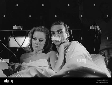 Film Feuerball 1965 Sean Connery Und Luciana Paluzzi Dreharbeiten Bett Szene James Bond 007