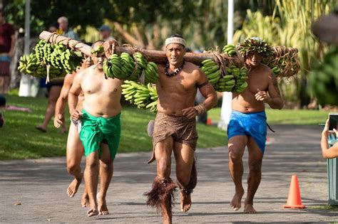 バナナバーベルを担いでダッシュ！ 斬新すぎるタヒチの伝統レース Tarzan Web（ターザンウェブ）